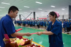 家紡成品車間勞動競賽總結(jié) 優(yōu)秀員工捧起大花束