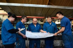 家紡車間印花生產(chǎn)小組:追求質(zhì)量提升不松懈