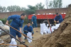 公司裝運沙袋 助力防洪工作